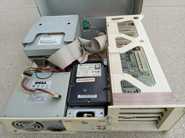 The internals of the XM 590.