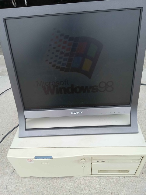 Windows 98 booting on the desktop.